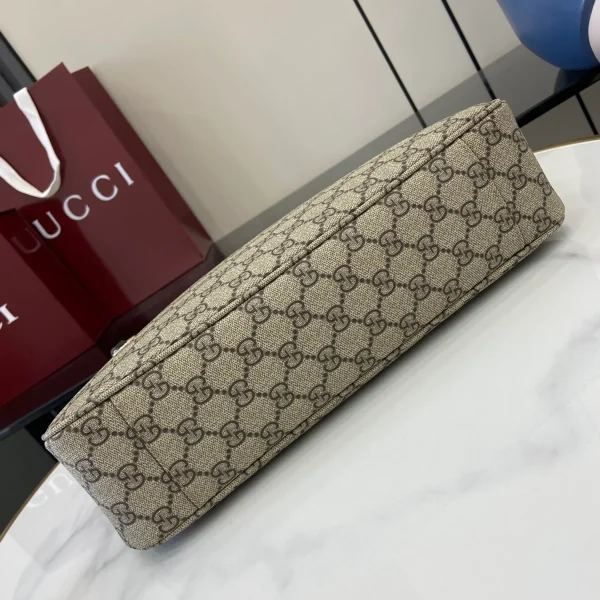 GUCCI GG Emblem中號黑色皮革肩揹包-815216：圖片 5