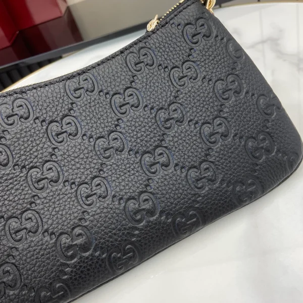 GUCCI GG Emblem超迷你灰褐粒面斜背包-815278：圖片 7