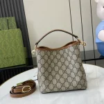 GUCCI GG Emblem迷你黑色皮革水桶包-815118：圖片 4