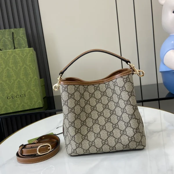GUCCI GG Emblem迷你黑色皮革水桶包-815118：圖片 4