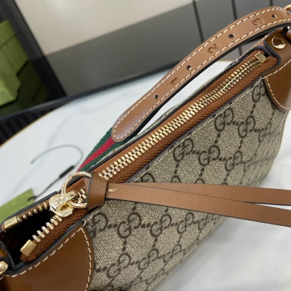 GUCCI GG Emblem小號米棕帆布斜揹包-815218：圖片 8