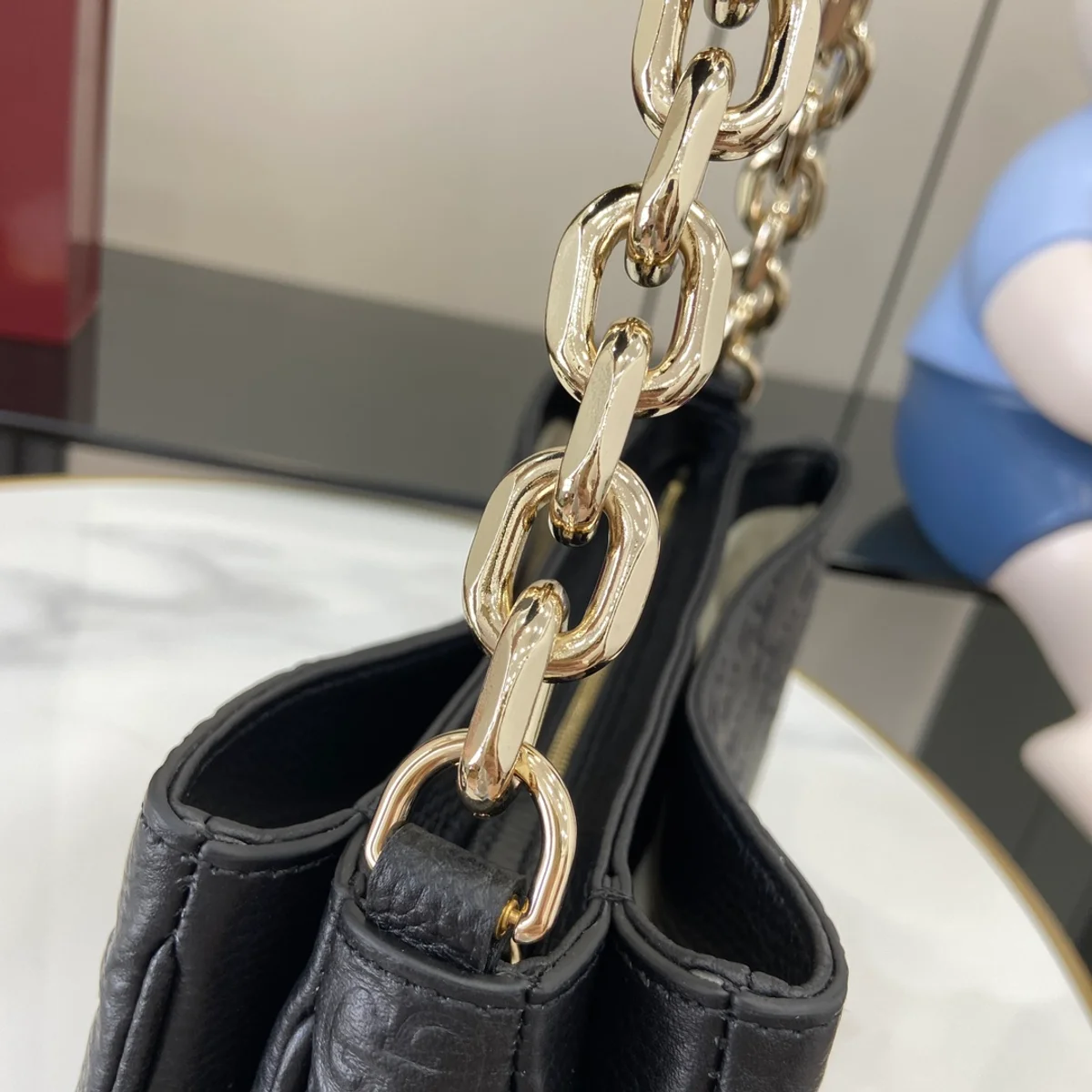 GUCCI GG Emblem迷你黑色皮革斜揹包-815263 7 GUCCI GG Emblem迷你黑色皮革斜揹包-815263