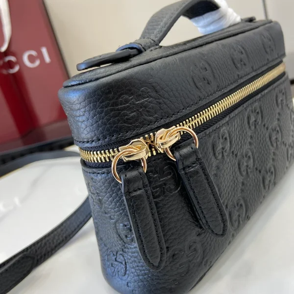 GUCCI GG Emblem迷你黑色粒面超迷你包-815949：圖片 8