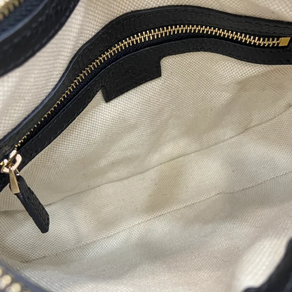 GUCCI GG Emblem小號灰褐粒面斜揹包-815409：圖片 9