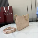 GUCCI GG Emblem迷你黑色皮革斜揹包-815278：圖片 3