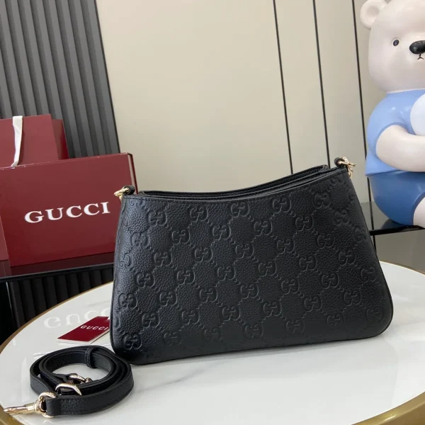 GUCCI GG Emblem迷你黑色皮革斜揹包-815263：圖片 4