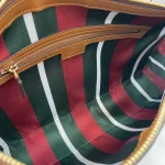 GUCCI GG Emblem中號黑色皮革肩揹包-815216：圖片 9