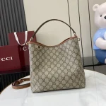 GUCCI GG Emblem小號米棕帆布肩揹包-815103：圖片 2