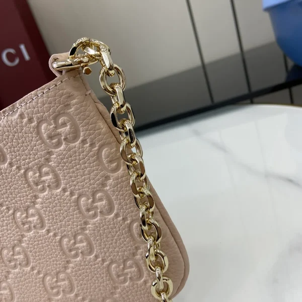 GUCCI GG Emblem迷你淺粉粒面皮革斜揹包-815278：圖片 8