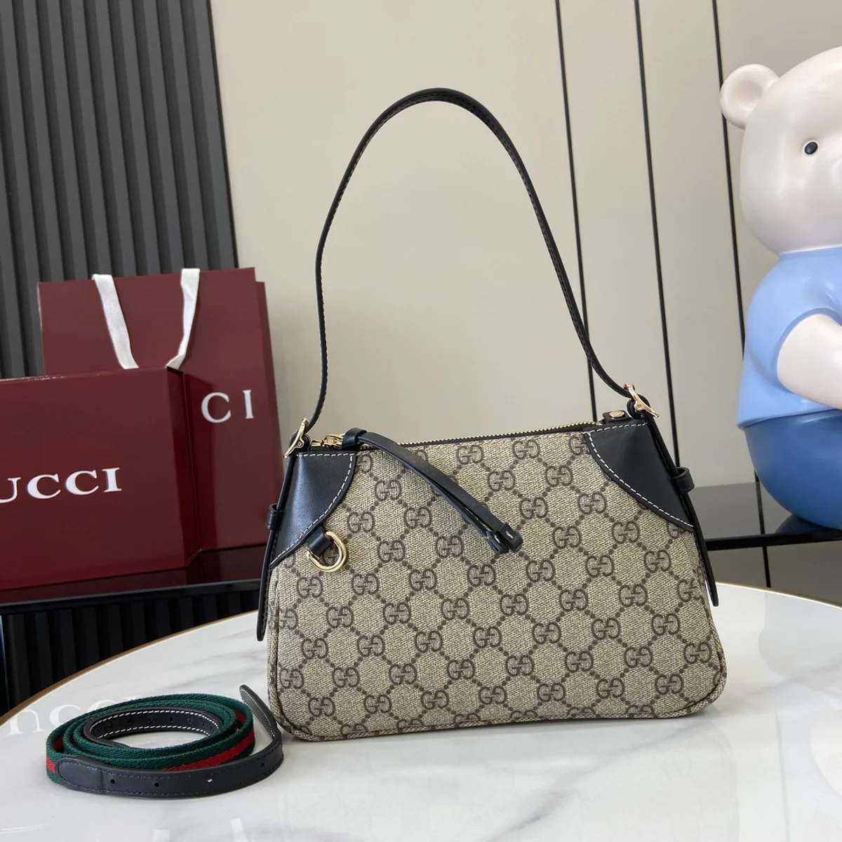 GUCCI GG Emblem小號米棕帆布肩揹包-815218 2 GUCCI GG Emblem小號米棕帆布肩揹包-815218