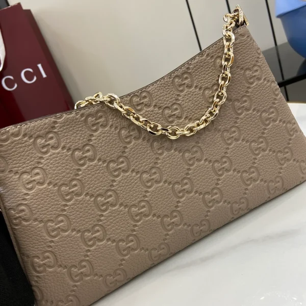 GUCCI GG Emblem中號灰褐皮革肩揹包-815277：圖片 6