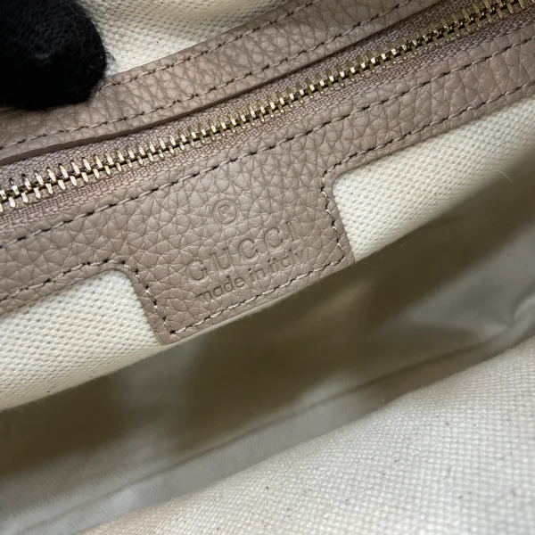 GUCCI GG Emblem小號黑色粒面肩揹包-815409：圖片 10