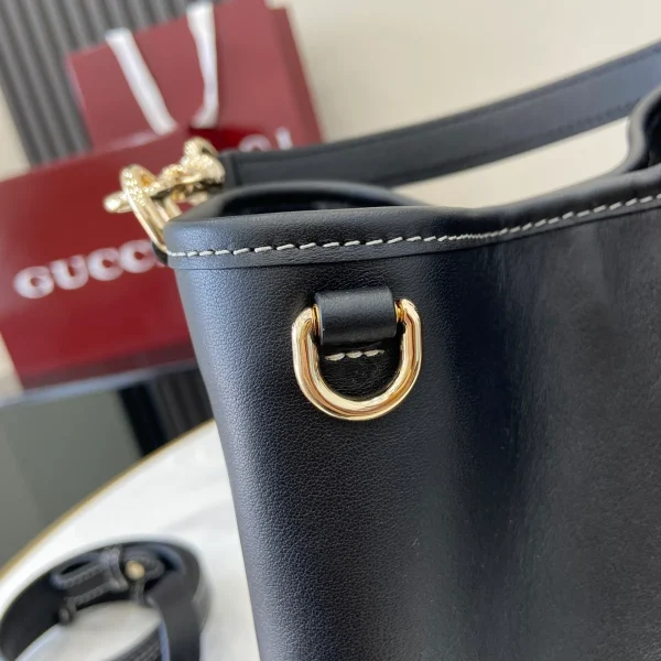 GUCCI GG Emblem迷你米棕帆布水桶包-815118：圖片 7