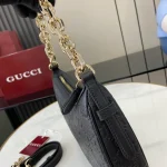 GUCCI GG Emblem小號灰褐粒面斜揹包-815409：圖片 6