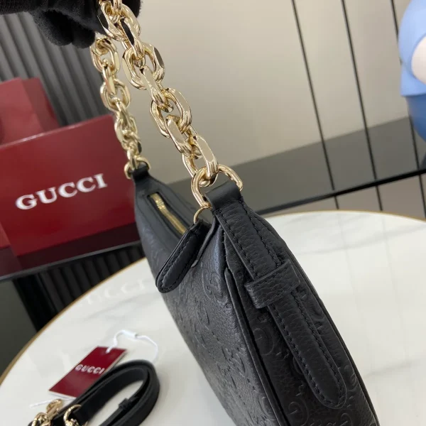 GUCCI GG Emblem小號灰褐粒面斜揹包-815409：圖片 6