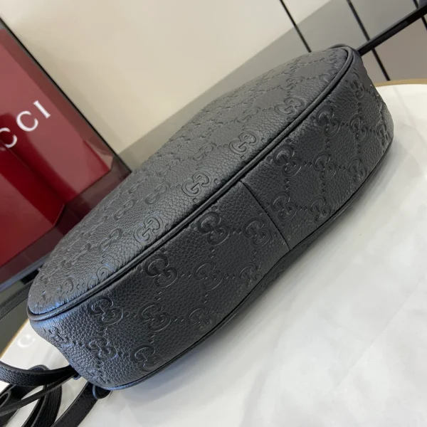 GUCCI GG Emblem中號灰褐粒面肩揹包-820453：圖片 5