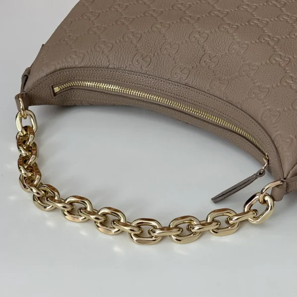 GUCCI GG Emblem中號黑色粒面肩揹包-820453：圖片 9