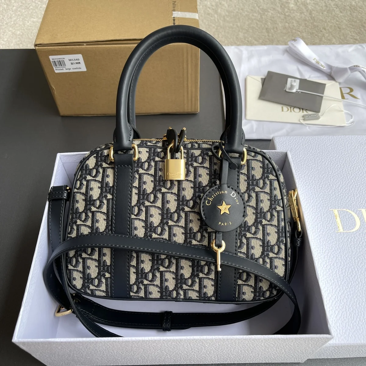 Dior D-Vibe 藍色皮革斜挎包中號MM-M1340 19 Dior D-Vibe 藍色皮革斜挎包中號MM-M1340