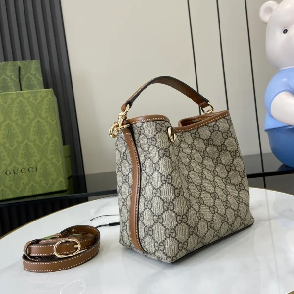 GUCCI GG Emblem迷你黑色皮革水桶包-815118：圖片 3