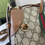 GUCCI GG Emblem小號米棕帆布斜揹包-815218：圖片 6