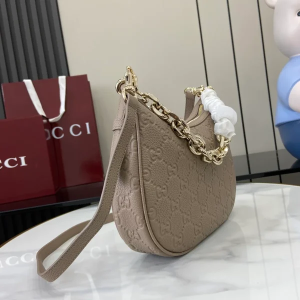 GUCCI GG Emblem小號黑色粒面肩揹包-815409：圖片 3