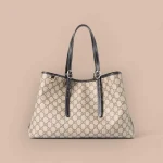 GUCCI GG Emblem中號米棕帆布托特包-815213