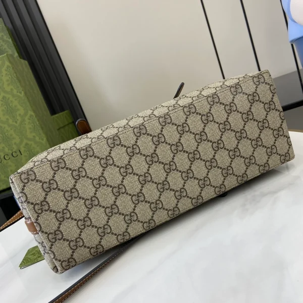GUCCI GG Emblem小號米棕皮革手提包-815214：圖片 5