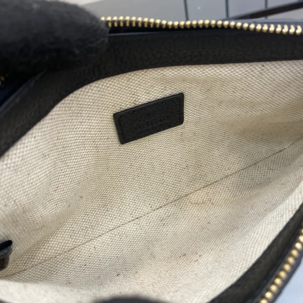 GUCCI GG Emblem超迷你灰褐粒面斜背包-815278：圖片 9