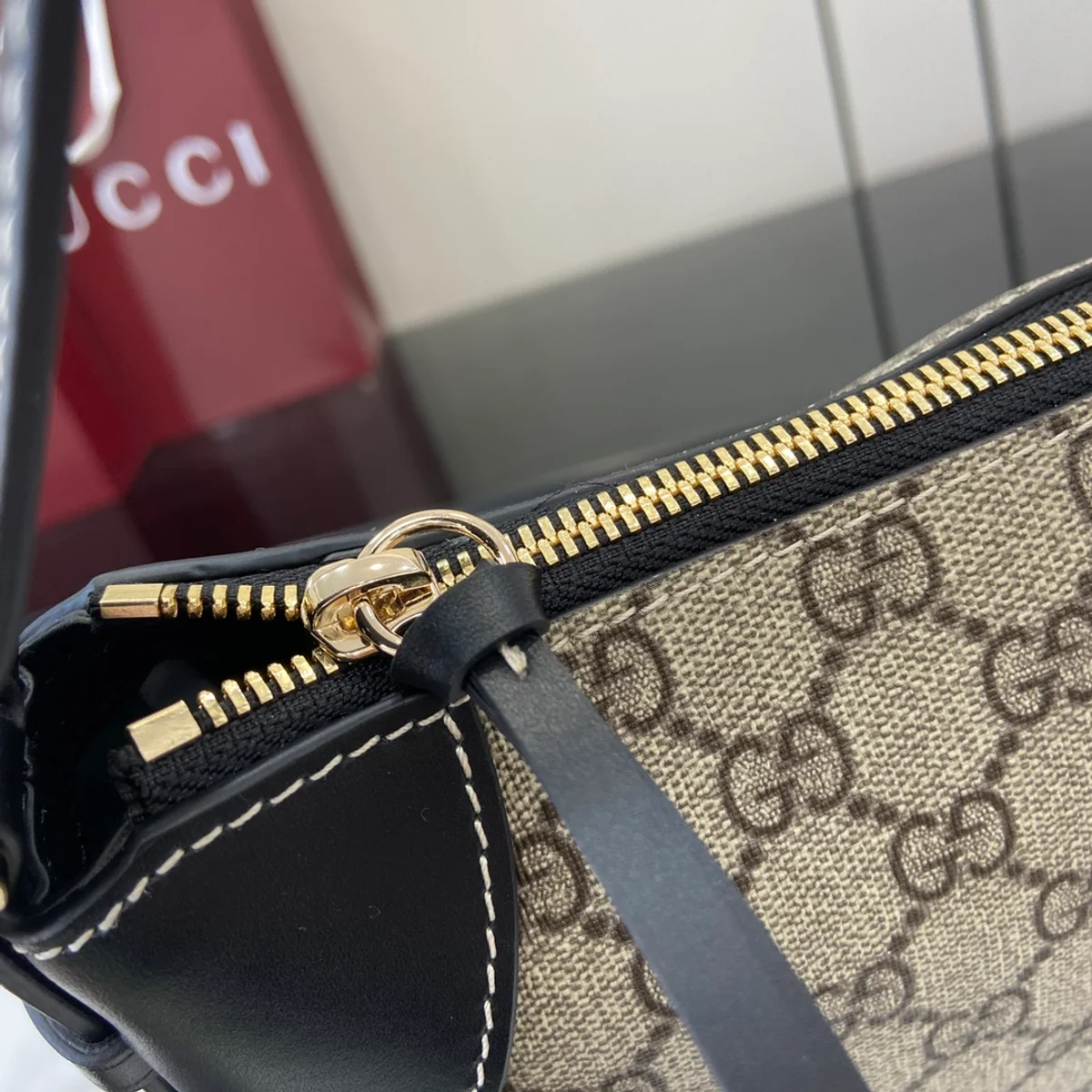 GUCCI GG Emblem中號米棕皮革肩揹包-815216 8 GUCCI GG Emblem中號米棕皮革肩揹包-815216