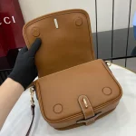 GUCCI GG Emblem迷你米棕帆布斜揹包-815211：圖片 9