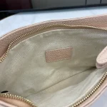 GUCCI GG Emblem迷你淺粉粒面皮革斜揹包-815278：圖片 10