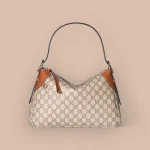 GUCCI GG Emblem中號黑色皮革肩揹包-815216