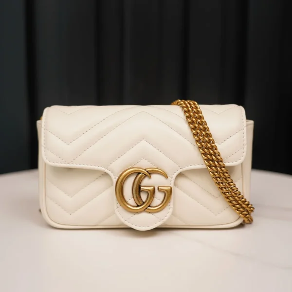 GUCCI GG Marmont迷你黑漆皮斜揹包-476433：圖片 2