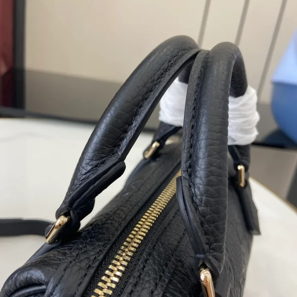 GUCCI GG Emblem超迷你黑色粒面皮革手挽包-815256：圖片 7