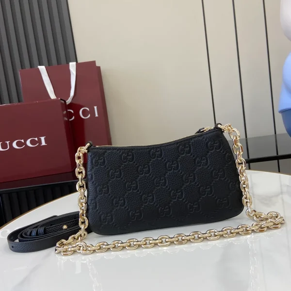 GUCCI GG Emblem超迷你灰褐粒面斜背包-815278：圖片 4