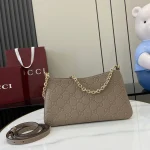 GUCCI GG Emblem中號灰褐皮革肩揹包-815277：圖片 4