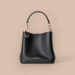 GUCCI GG Emblem迷你米棕帆布水桶包-815118