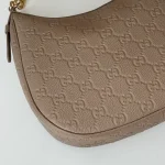 GUCCI GG Emblem中號黑色粒面肩揹包-820453：圖片 7