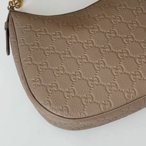 GUCCI GG Emblem中號黑色粒面肩揹包-820453：圖片 7