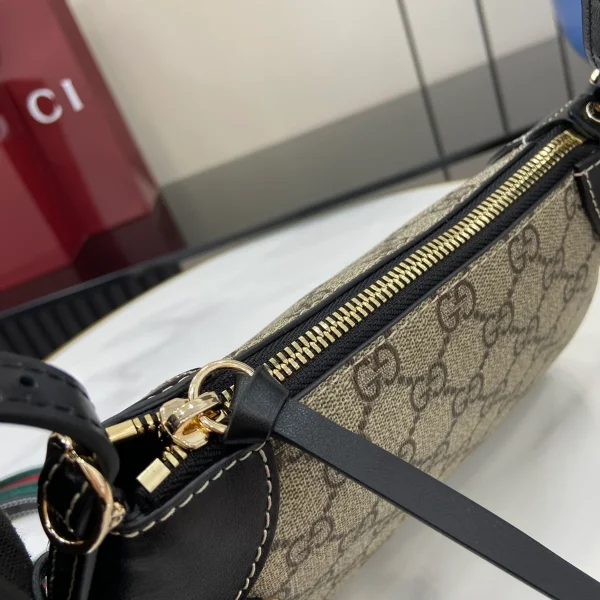 GUCCI GG Emblem小號米棕帆布肩揹包-815218：圖片 8