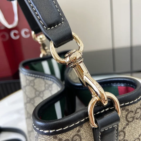 GUCCI GG Emblem迷你米棕皮革水桶包-815118：圖片 7
