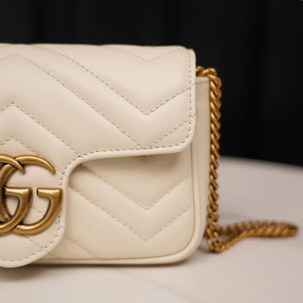 GUCCI GG Marmont迷你黑漆皮斜揹包-476433：圖片 6