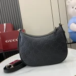 GUCCI GG Emblem小號灰褐粒面斜揹包-815409：圖片 4