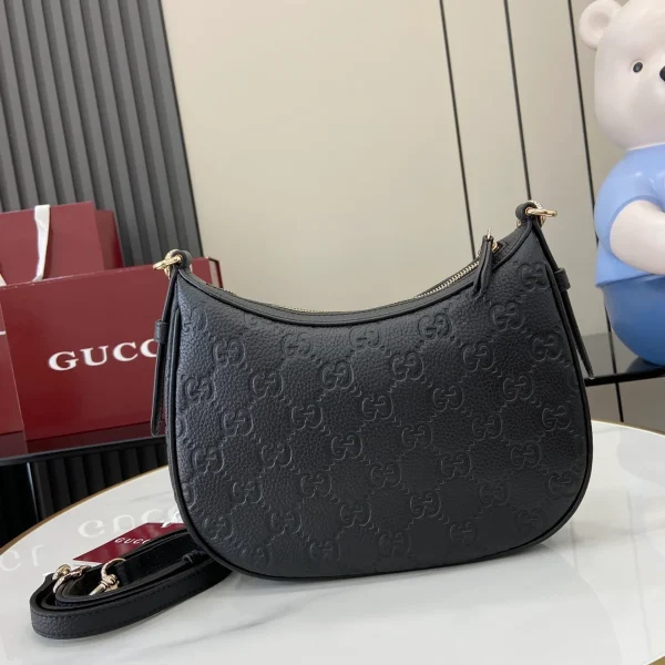GUCCI GG Emblem小號灰褐粒面斜揹包-815409：圖片 4
