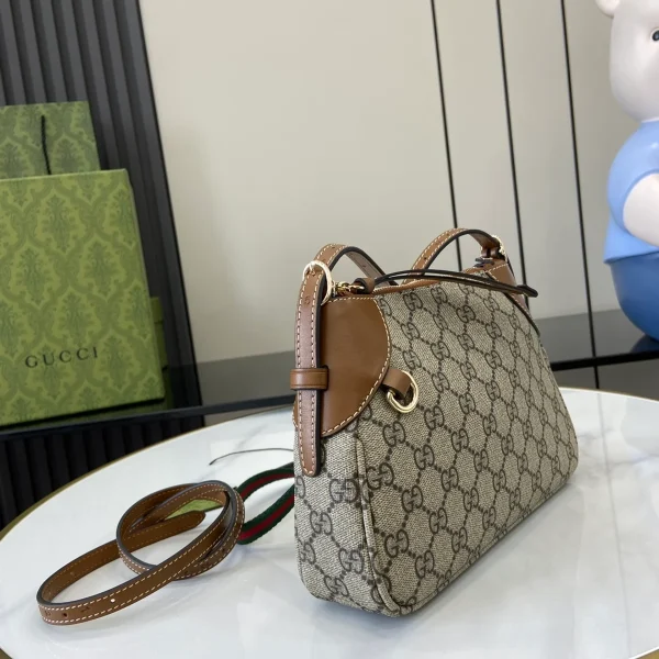 GUCCI GG Emblem小號米棕帆布斜揹包-815218：圖片 3