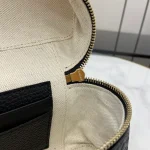 GUCCI GG Emblem迷你黑色粒面超迷你包-815949：圖片 12