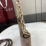 GUCCI GG Emblem中號灰褐皮革肩揹包-815277：圖片 8