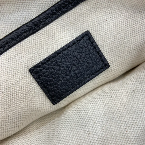 GUCCI GG Emblem中號銀色皮革肩揹包-815277：圖片 10
