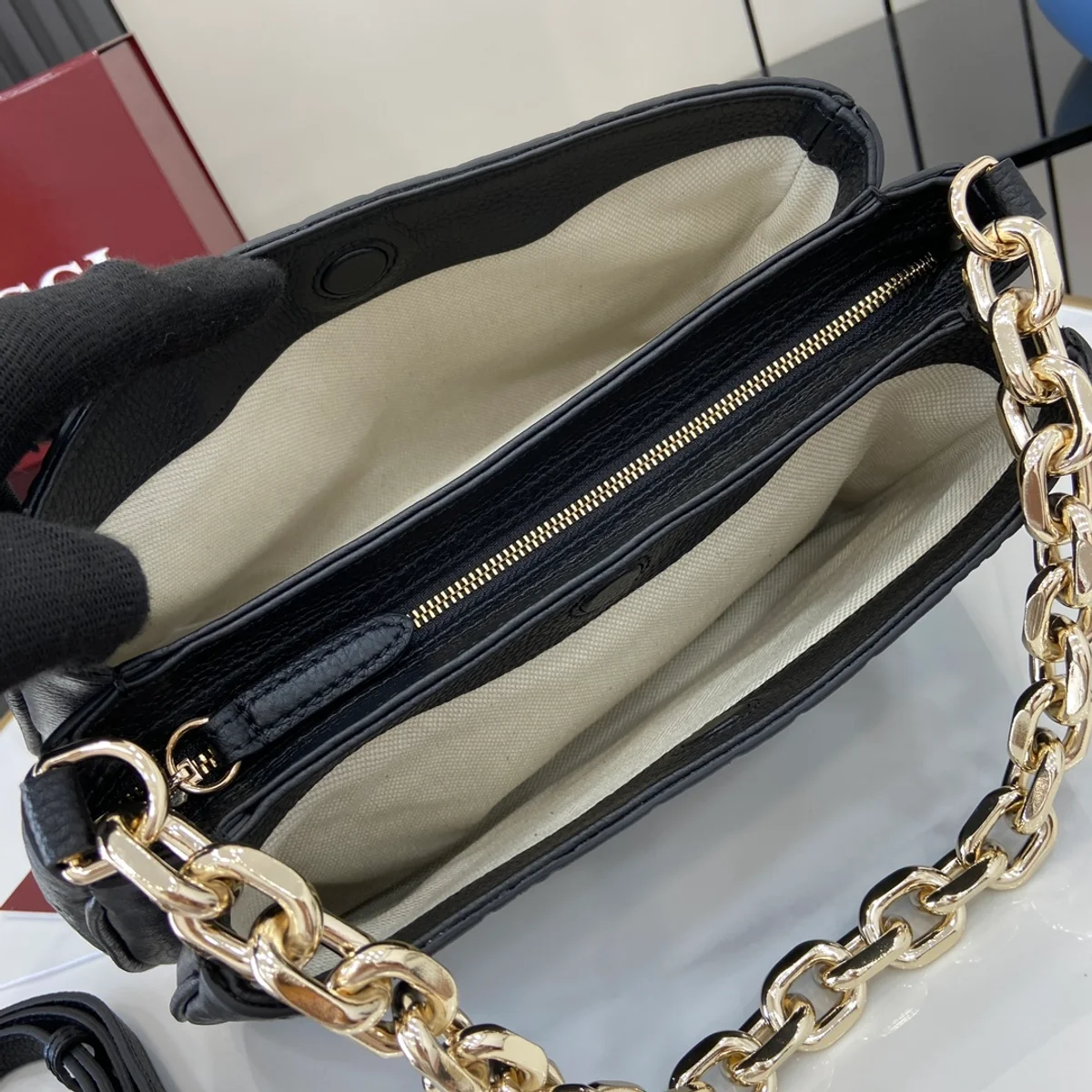 GUCCI GG Emblem迷你黑色皮革斜揹包-815263 9 GUCCI GG Emblem迷你黑色皮革斜揹包-815263