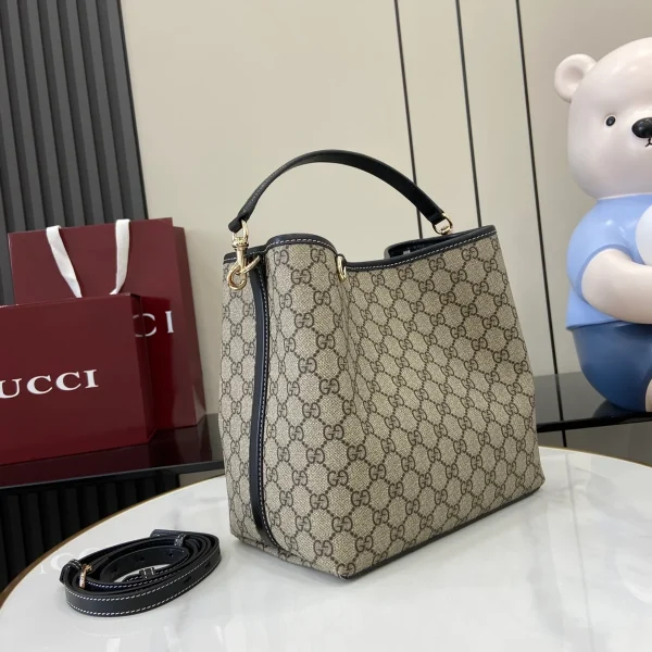 GUCCI GG Emblem小號米棕皮革斜揹包-815103：圖片 3